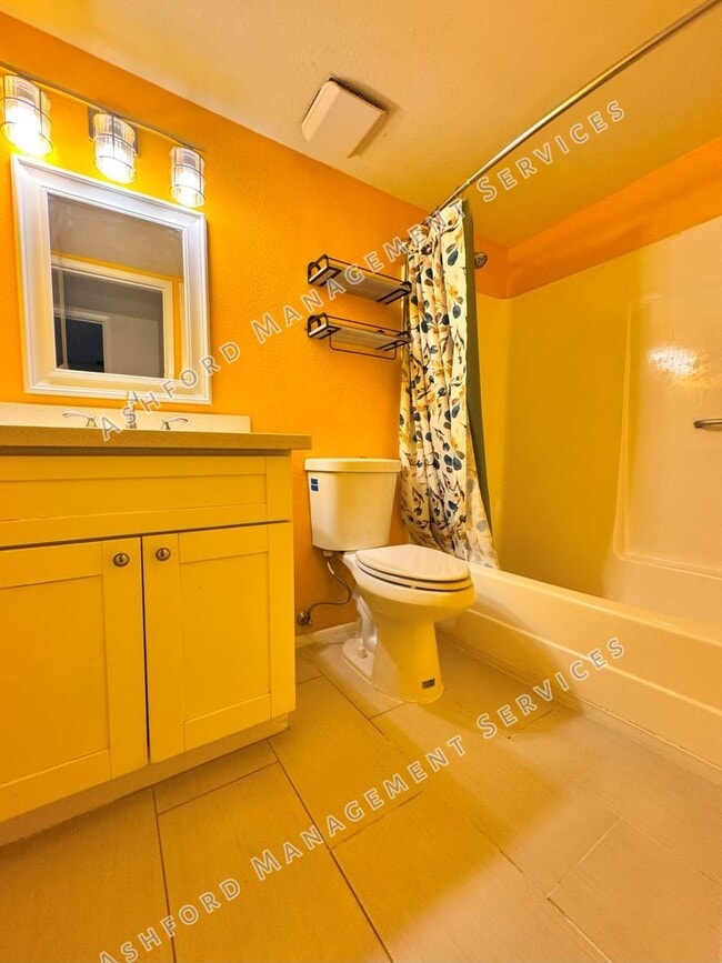 Building Photo - ***MOVE IN SPECIAL: REMODELED 4 BEDROOM HO...