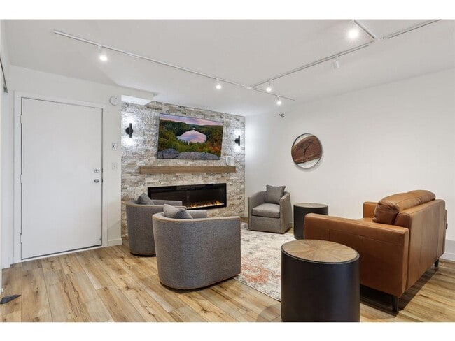 Building Photo - 66 9th St E