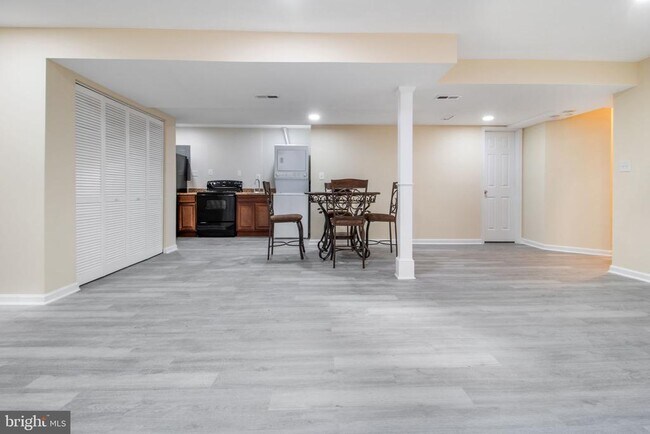 Building Photo - 7602 Mezmer Ln