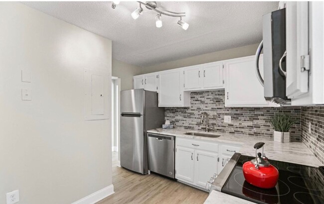 Building Photo - Renovated Herndon Condo