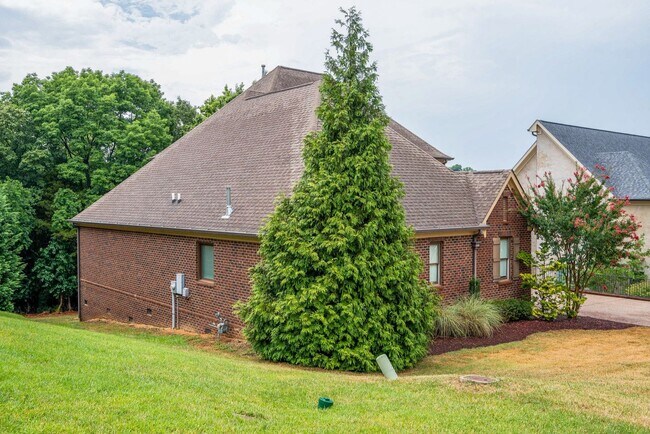 Building Photo - Custom built home in a great location in B...