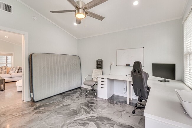 Building Photo - 372 Plum St