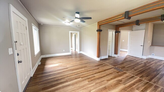 Building Photo - Cute Bungalow - Close to Downtown + Finished Basement!!