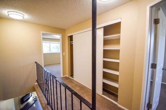 Building Photo - Spacious 2 bedroom 1.5 bath Town house Apa...