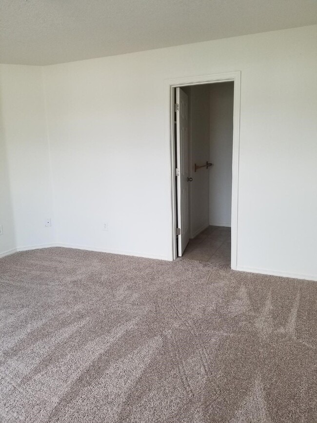 Building Photo - 3 bedroom 2.5 bath home