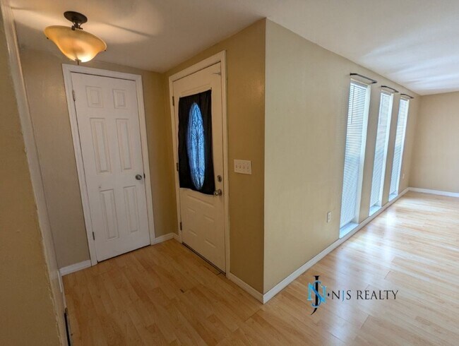 Building Photo - Beautiful 2/2/1 1600 Sq. Ft. with BONUS RO...