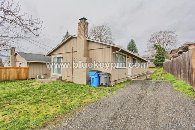 Building Photo - 2 Bed, 1 Bath Duplex in Lincoln Neighborhood