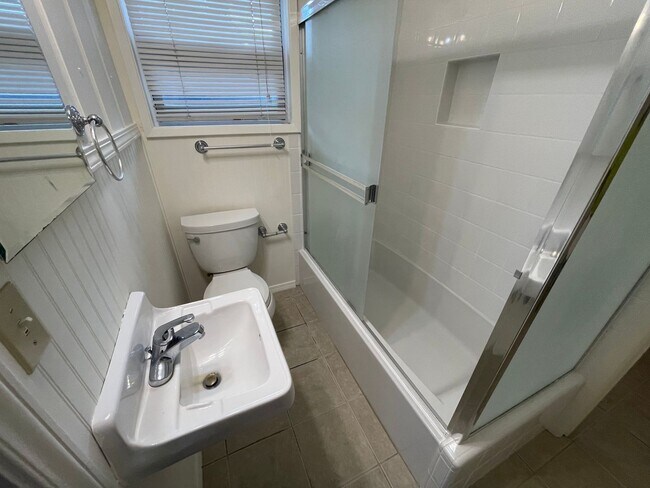 Building Photo - 2 Bed 1 Ba PG House walking distance to beach