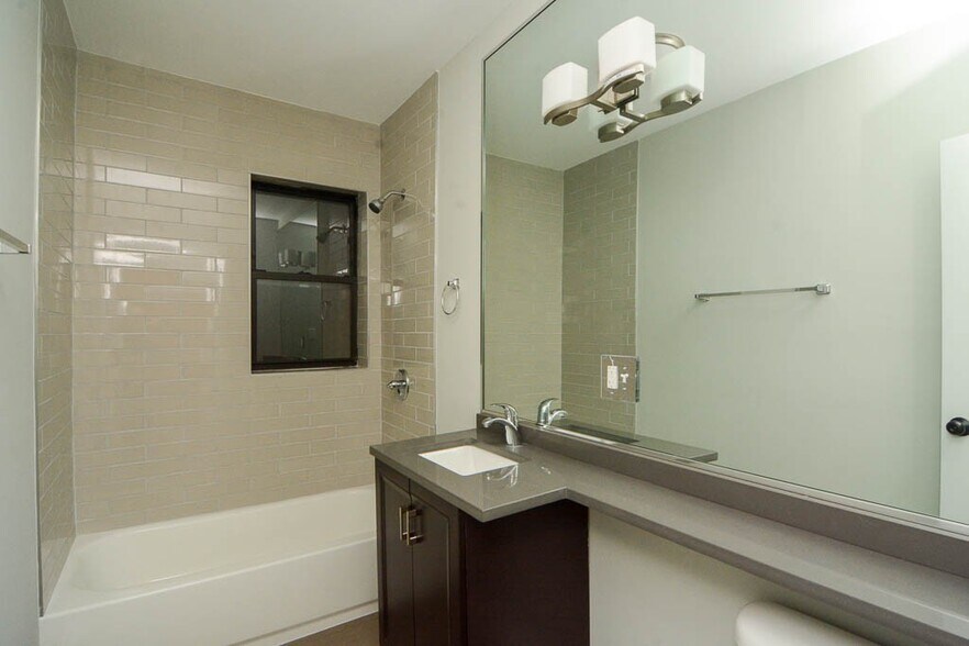 Building Photo - 722 W Brompton