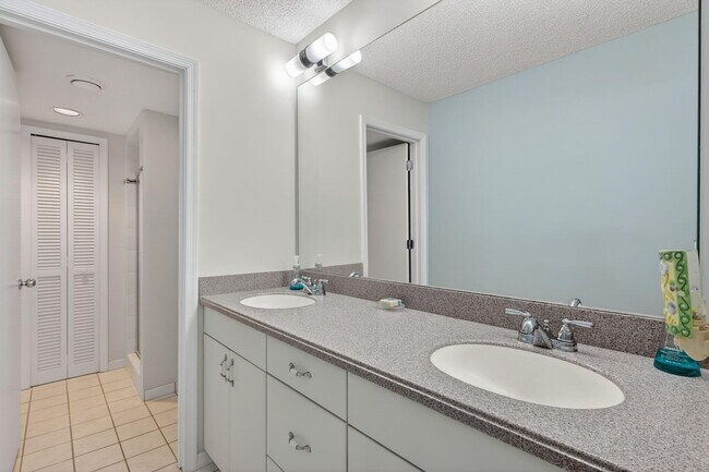 Building Photo - 10980 S Ocean Dr