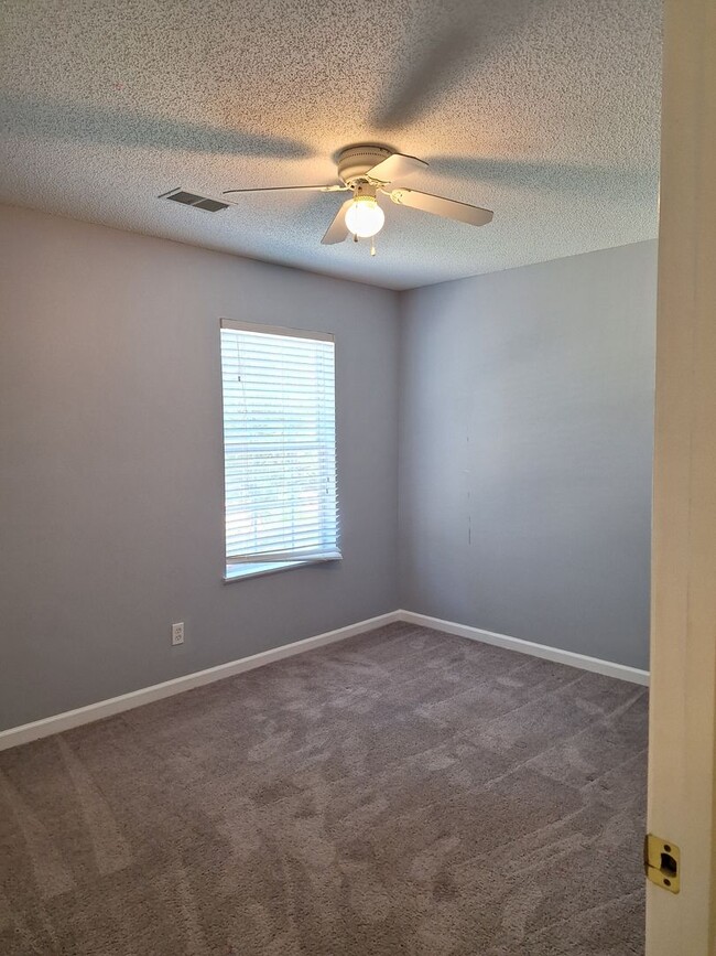 Building Photo - Wonderful Four Bedroom Home in Northeast C...