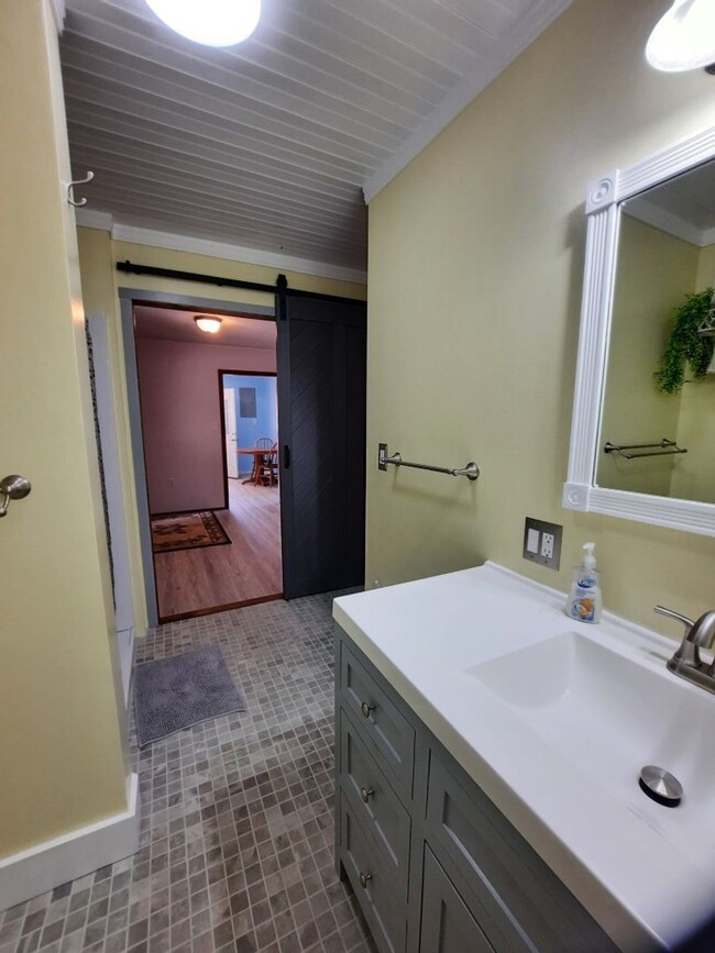 Building Photo - $1,600 - 2 Bedroom, 1 Bathroom Furnished H...