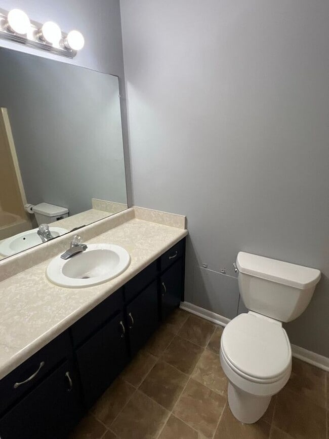 Building Photo - Great 2 bedroom 1 bath ranch duplex Ready Now!!!