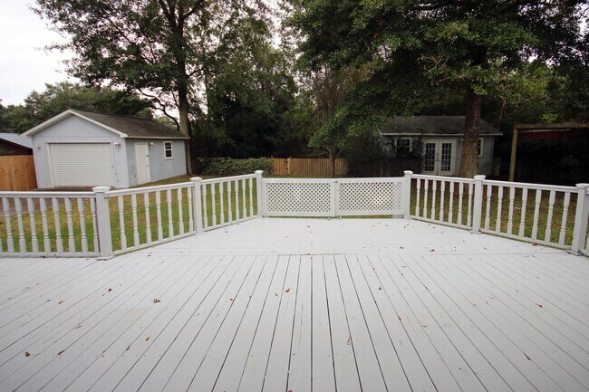 Building Photo - Spacious Northeast Pensacola Home Near UWF with 3 Bedrooms, 2 Baths, Office, 2-Car Garage & Priva...