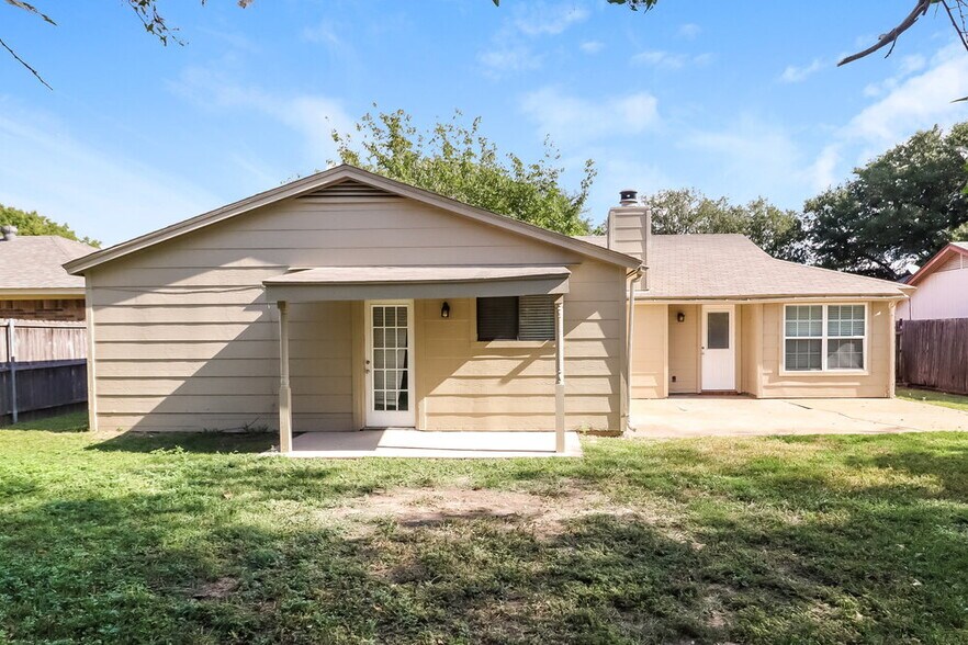 Building Photo - 428 Guadalupe Dr