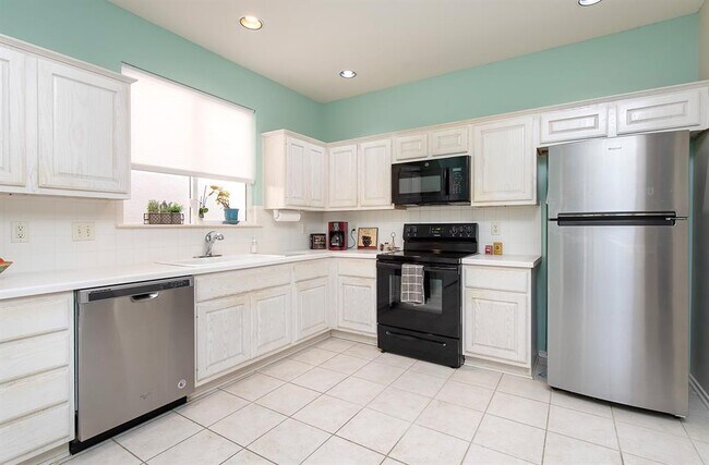 Building Photo - 129 Dewberry Dr