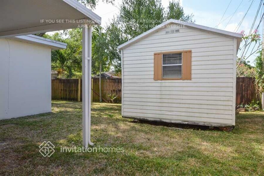 Building Photo - 3100 SW 20th Ct