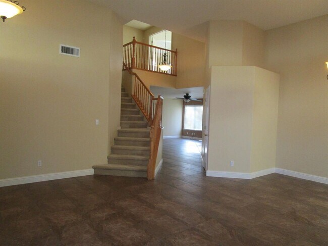 Building Photo - Like Brand New 4 Bedroom 3 Bath Beautiful ...