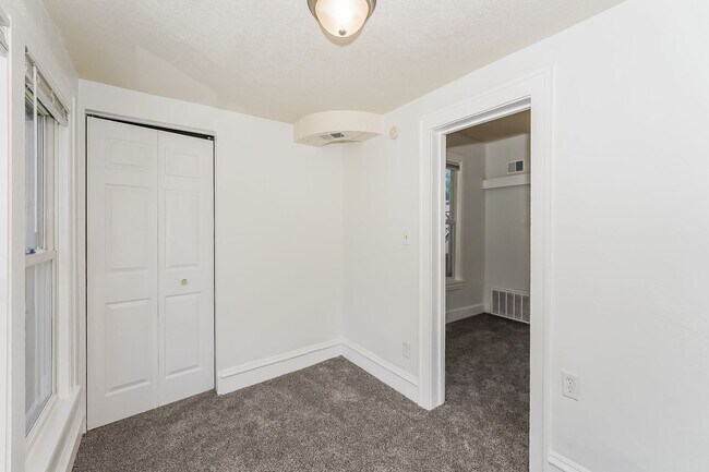 Building Photo - 1115 1/2 4th Street NE