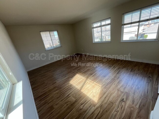 Building Photo - 1522 Peony Dr