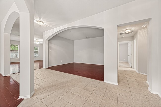 Building Photo - 26414 Suffield Glen Ln