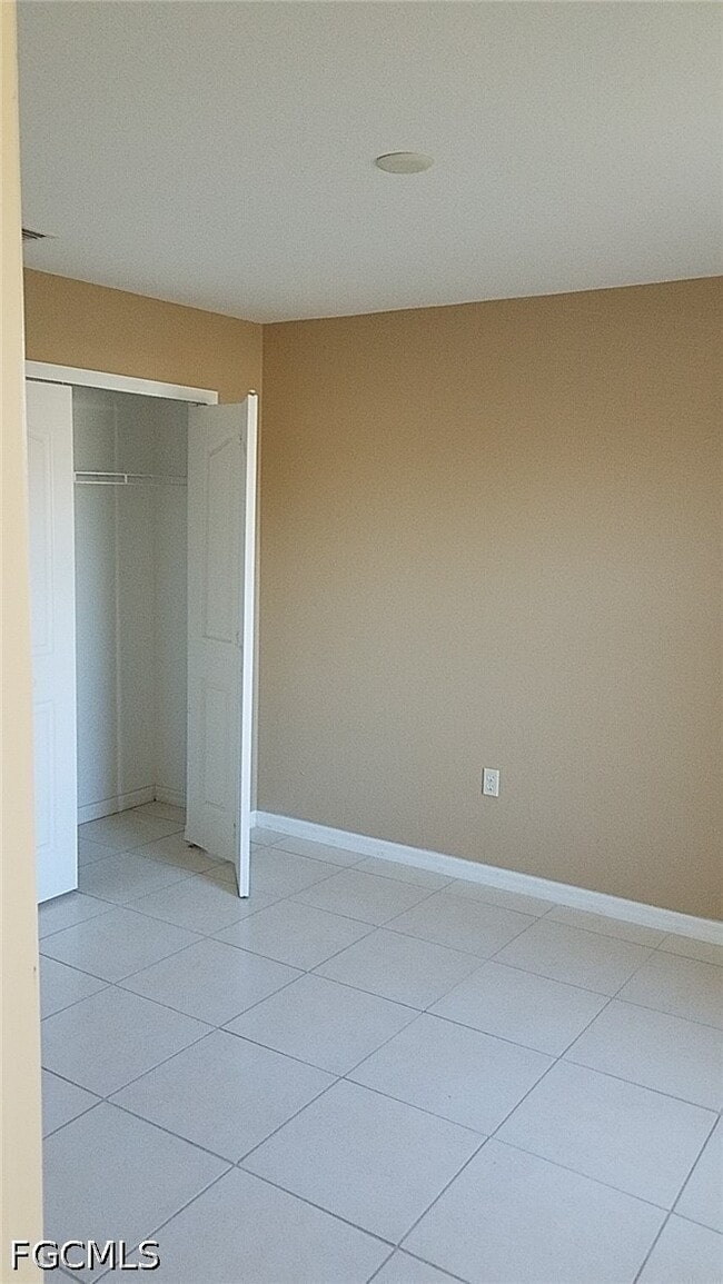 Building Photo - 932 Dobbins St E