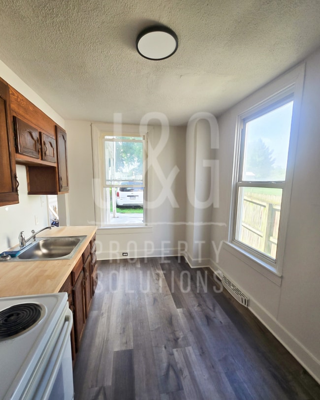 Building Photo - 2 Bed room