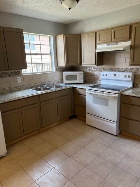 Unit 1 Kitchen - 3700 Keltner Ave