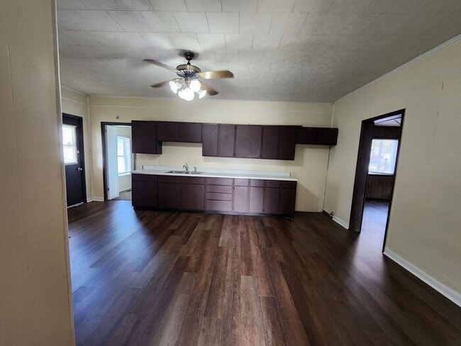 Building Photo - Cute 3 Bedroom Home