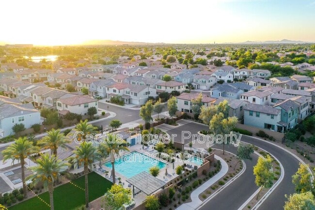 Building Photo - 2851 S Central Dr