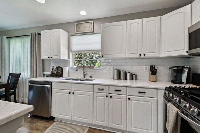 Building Photo - Elevated 3-Bed, 2-Bath, Corner-Lot Gem in the Heart of Palmetto