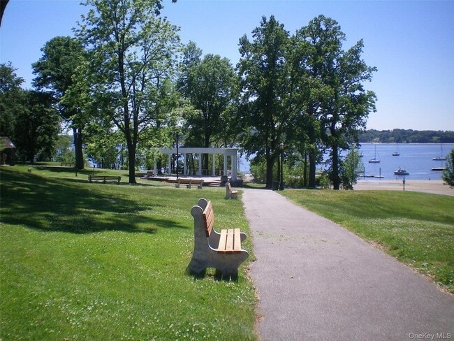 Building Photo - 22 B Town Path