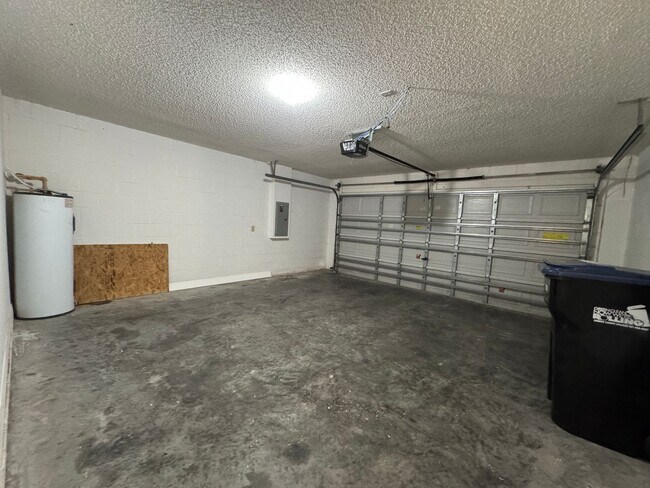 Building Photo - Spacious and Comfortable House for Lease