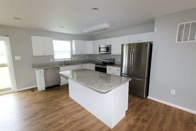 Building Photo - 4 Bed, 2.5 Bath Single Family Home in Mart...