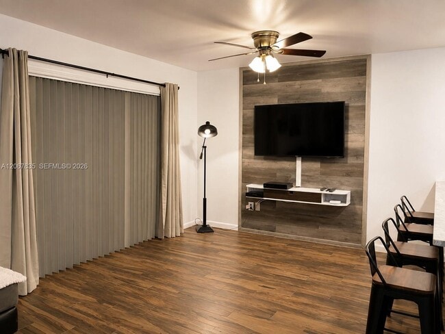 Building Photo - 4633 Vilabella Dr
