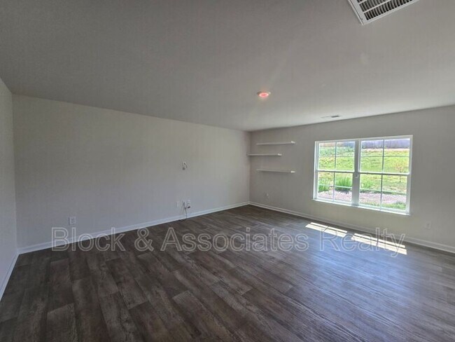Building Photo - 310 Beresford Wy