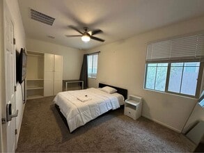 Building Photo - Layton lake oversized private room