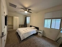 Building Photo - Layton lake oversized private room