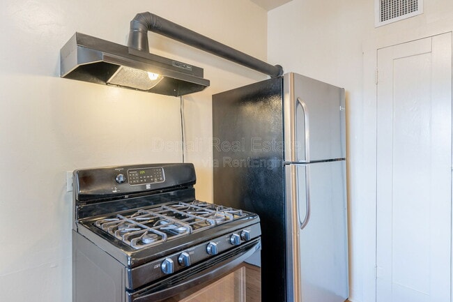 Building Photo - 241 S Cherry Ave