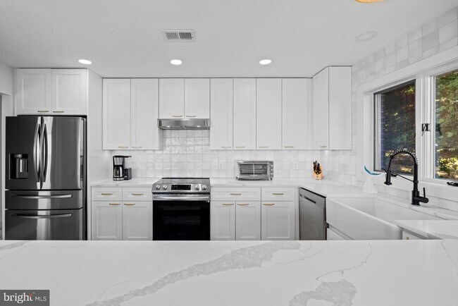Building Photo - 5510 Beach Dr