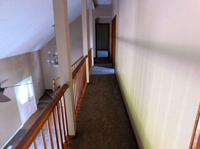 Building Photo - 5 acres and a Large 6 bedroom house. Extra garages and sheds.