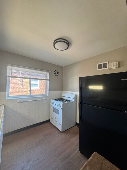 Building Photo - 1665 Anita Pl