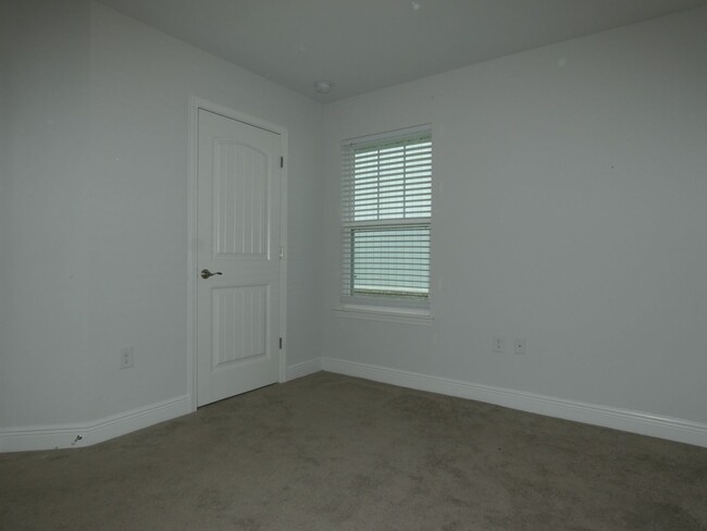 Building Photo - Prime Pensacola Location