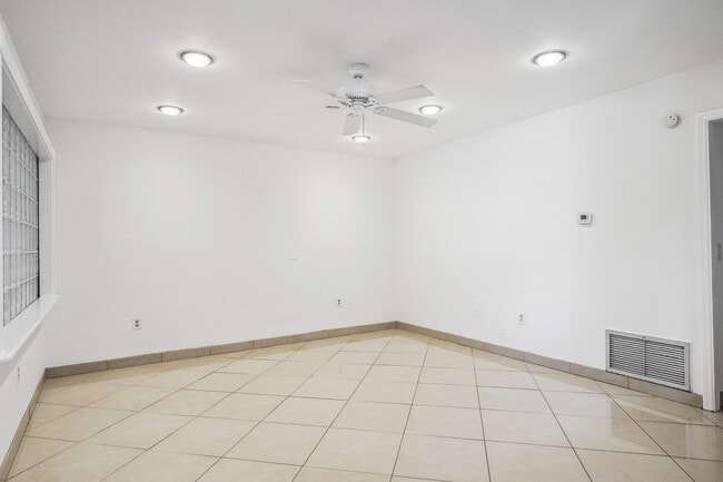 Building Photo - 2878 Donnelly Dr