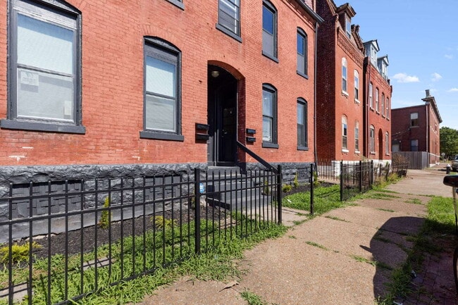 Building Photo - Live in Style – 1BR Townhouse in McKinley ...