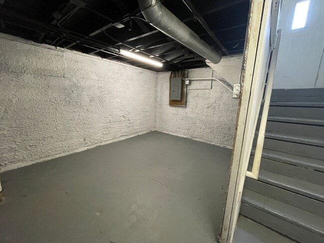 Building Photo - Remodeled 3 Bedroom , 1 Bath Home!
