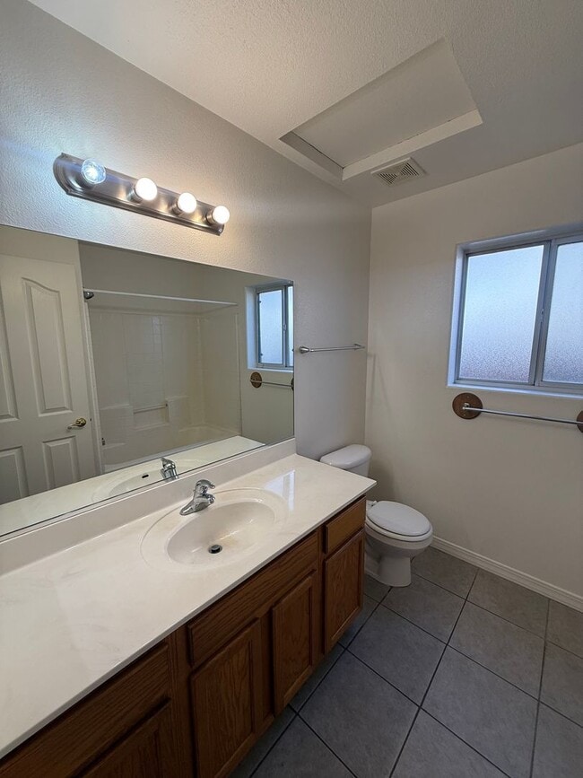 Building Photo - 3 Bedroom 2 Bathroom Home