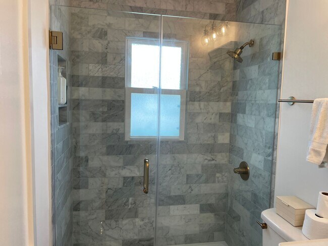 Building Photo - Old Village Cottage - 1.5 Blocks to Pitt Street Bridge