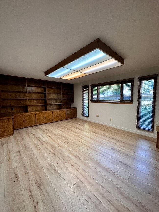 Building Photo - Three bedroom home