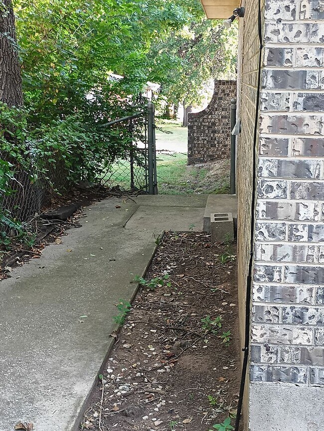 Building Photo - Wonderful Kitchen & New flooring! FIRST FU...